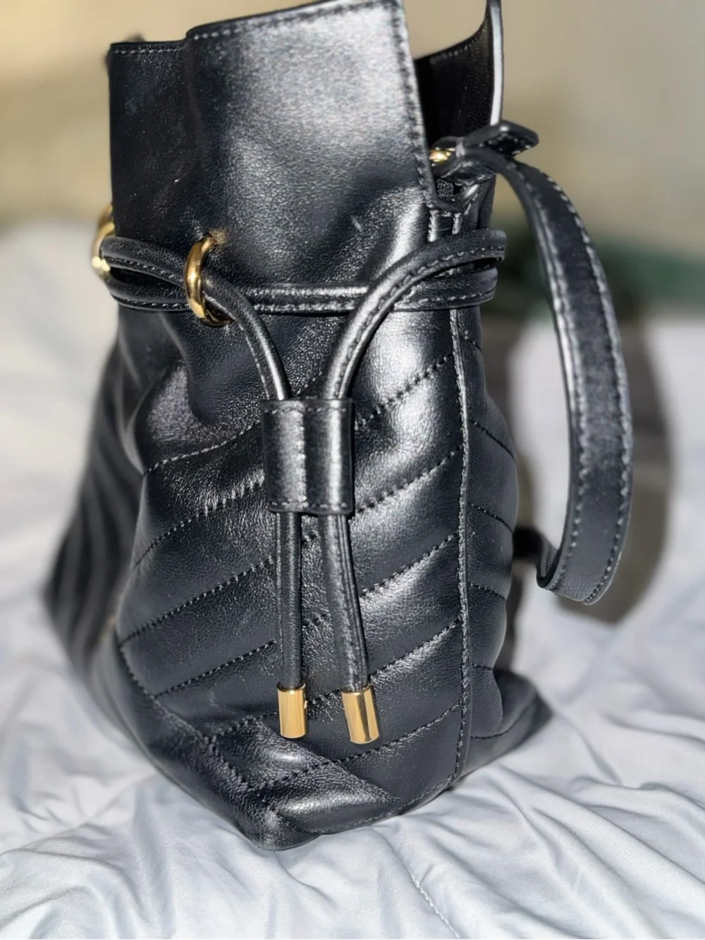 Tory Burch Kira Chevron Mini Bucket Bag in Black with brushed-gold hardware. 🖤